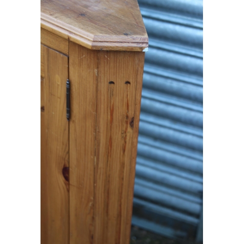 25 - QUANTITY OF PINE FURNITURE
67 X 91 X 39CM