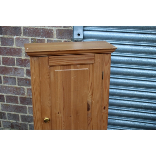 25 - QUANTITY OF PINE FURNITURE
67 X 91 X 39CM