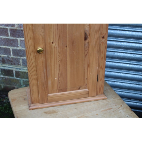 25 - QUANTITY OF PINE FURNITURE
67 X 91 X 39CM