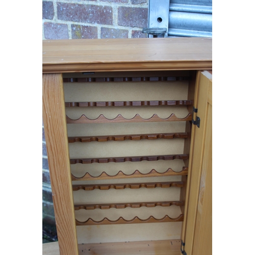 25 - QUANTITY OF PINE FURNITURE
67 X 91 X 39CM