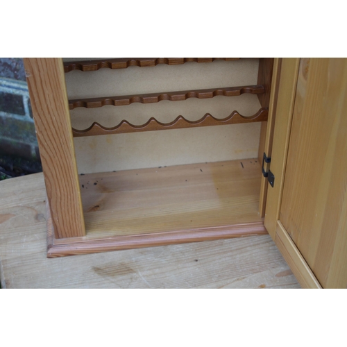 25 - QUANTITY OF PINE FURNITURE
67 X 91 X 39CM