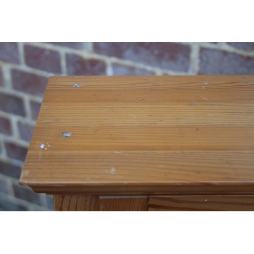 25 - QUANTITY OF PINE FURNITURE
67 X 91 X 39CM