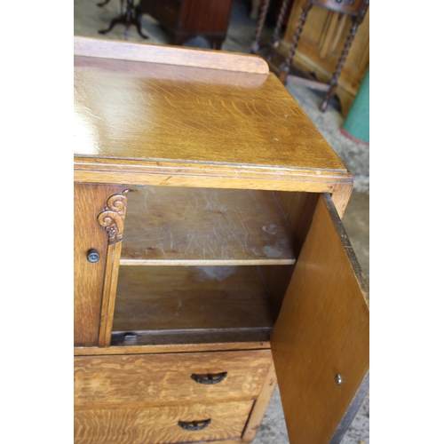 68 - THREE VINTAGE PIECES OF FURNITURE 
86 X 28 X 103CM