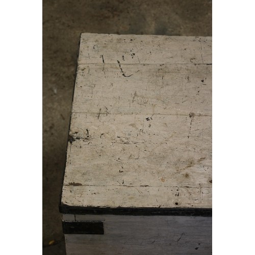 36 - LARGE VINTAGE TRUNK 
92 X 50 X 44CM