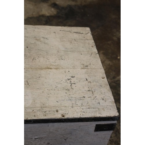 36 - LARGE VINTAGE TRUNK 
92 X 50 X 44CM