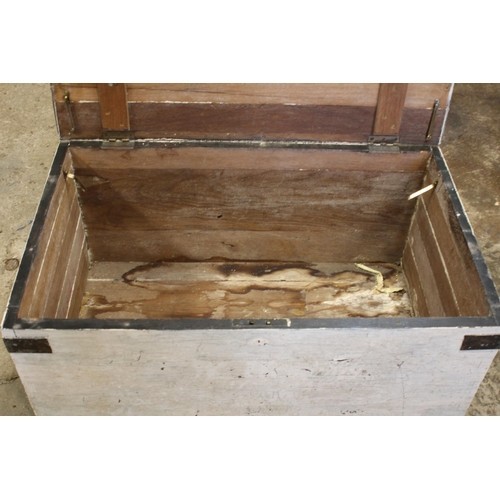 36 - LARGE VINTAGE TRUNK 
92 X 50 X 44CM