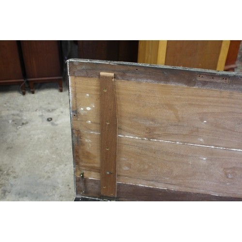 36 - LARGE VINTAGE TRUNK 
92 X 50 X 44CM