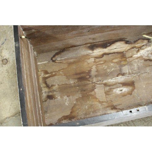 36 - LARGE VINTAGE TRUNK 
92 X 50 X 44CM