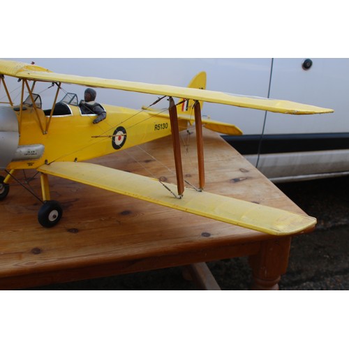 540 - LARGE VINTAGE AIRPLANE MODEL
118 X 144 X 40CM