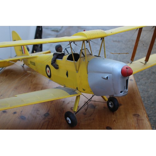 540 - LARGE VINTAGE AIRPLANE MODEL
118 X 144 X 40CM