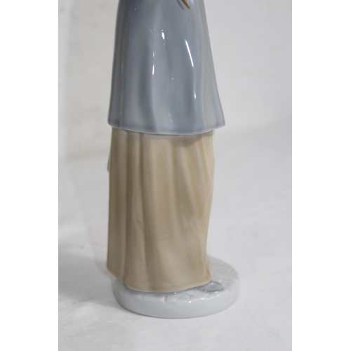 712 - NAO FIGURINE OF WOMEN WITH FLOWERS AND UMBRELLA 
37CM