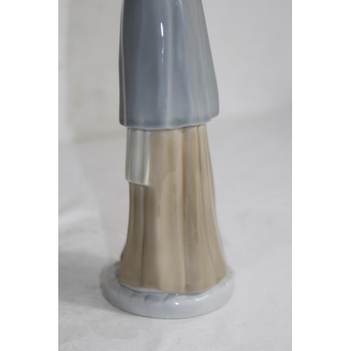 712 - NAO FIGURINE OF WOMEN WITH FLOWERS AND UMBRELLA 
37CM