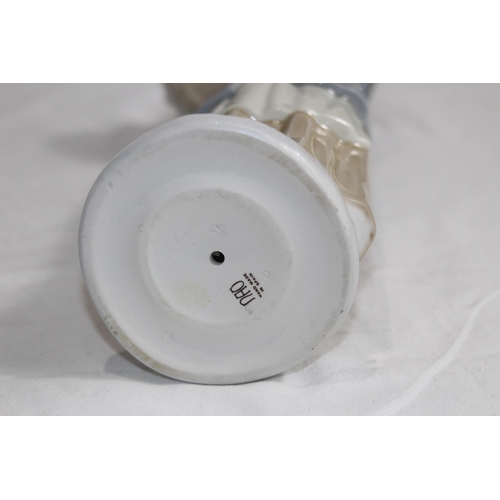 712 - NAO FIGURINE OF WOMEN WITH FLOWERS AND UMBRELLA 
37CM