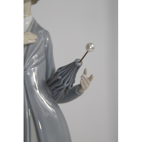 712 - NAO FIGURINE OF WOMEN WITH FLOWERS AND UMBRELLA 
37CM