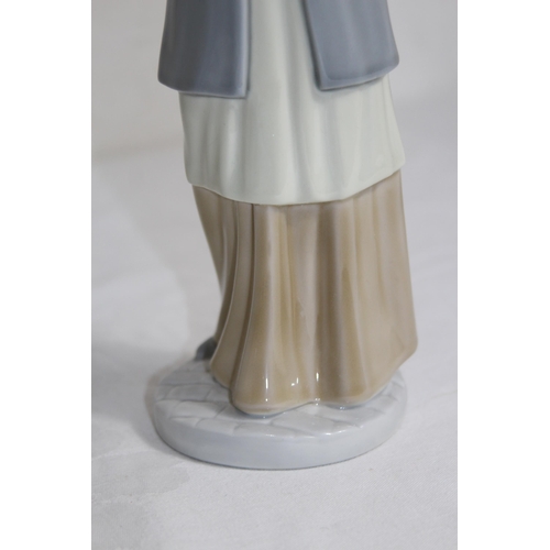712 - NAO FIGURINE OF WOMEN WITH FLOWERS AND UMBRELLA 
37CM