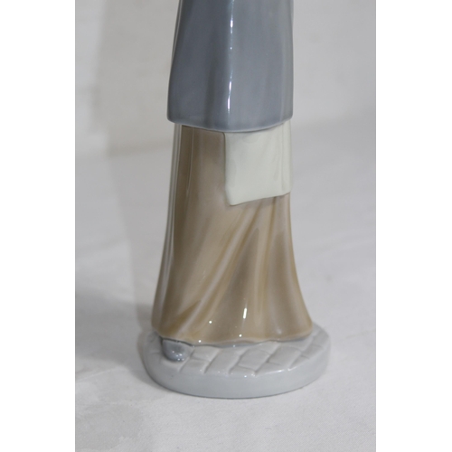 712 - NAO FIGURINE OF WOMEN WITH FLOWERS AND UMBRELLA 
37CM