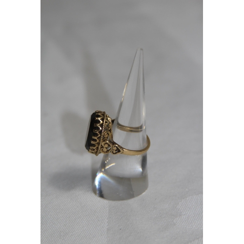 983 - 9CT GOLD RING - 6.91G - SIZE M 1/2