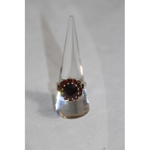 986 - 9CT GOLD AND GARNET RING - 5.1G - SIZE P