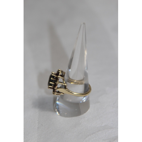 986 - 9CT GOLD AND GARNET RING - 5.1G - SIZE P