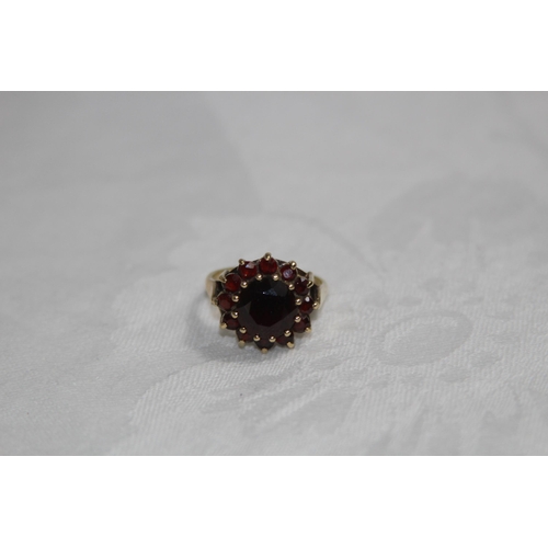 986 - 9CT GOLD AND GARNET RING - 5.1G - SIZE P