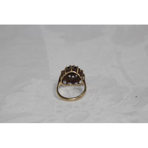 986 - 9CT GOLD AND GARNET RING - 5.1G - SIZE P