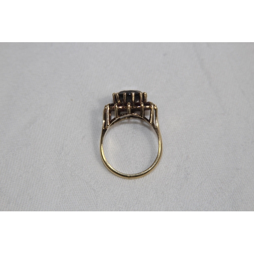 986 - 9CT GOLD AND GARNET RING - 5.1G - SIZE P