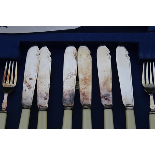 448 - VINTAGE CUTLERY SET ON LEGS