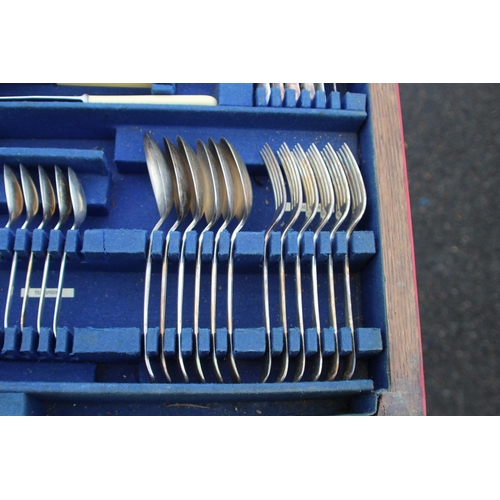 448 - VINTAGE CUTLERY SET ON LEGS