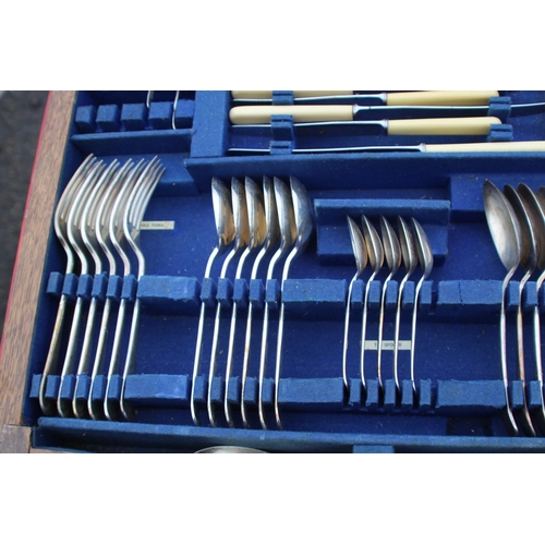 448 - VINTAGE CUTLERY SET ON LEGS