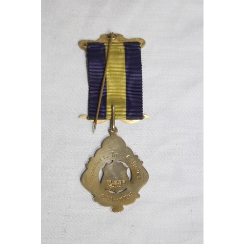 566 - SILVER & ENAMEL MASONIC BUFFALO MEDAL/JEWEL, LONDON 1958, 1959 INSCRIPTION - 27.8 GRAMS INC RIBBON