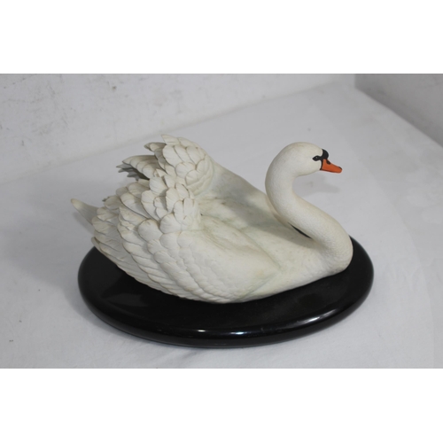 240 - FRANKLIN MINT ROYAL SWAN FIGURE 
30 X 17CM