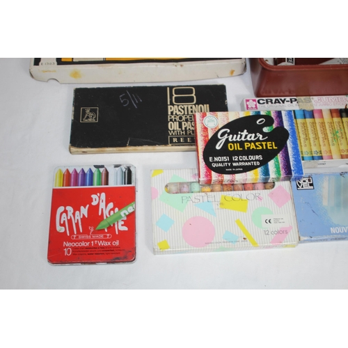 454 - QUANTITY OF ART MATERIAL