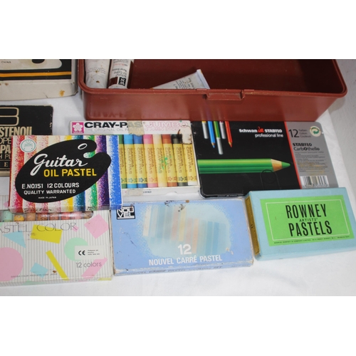 454 - QUANTITY OF ART MATERIAL