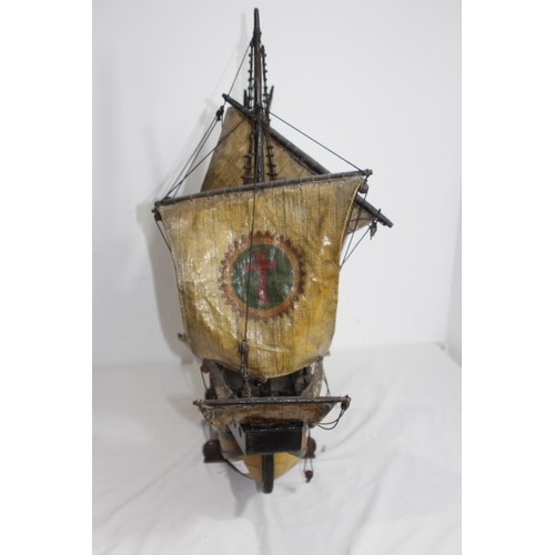 460 - LARGE VINTAGE MODEL OF A WOOD AND CANVAS GALLEON
70 X 75CM