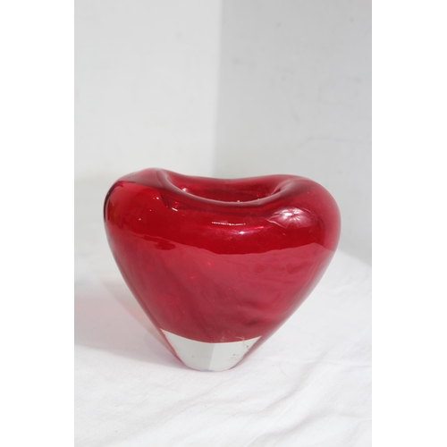 634 - VINTAGE RED DERU DESIGN ART GLASS VASE
13 X 17CM