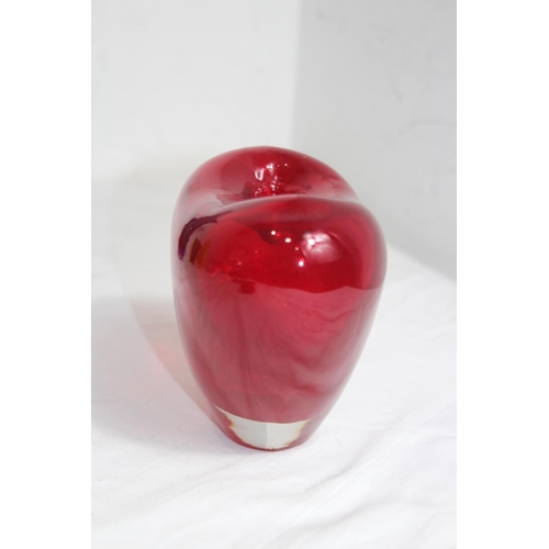 634 - VINTAGE RED DERU DESIGN ART GLASS VASE
13 X 17CM