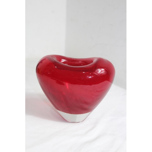 634 - VINTAGE RED DERU DESIGN ART GLASS VASE
13 X 17CM