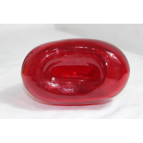 634 - VINTAGE RED DERU DESIGN ART GLASS VASE
13 X 17CM