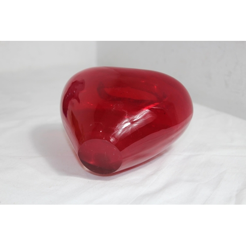 634 - VINTAGE RED DERU DESIGN ART GLASS VASE
13 X 17CM