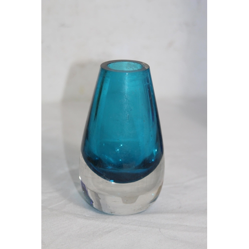 636 - FOUR BLUE ART GLASS PIECES 
32CM