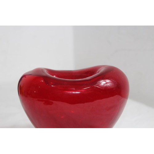 634 - VINTAGE RED DERU DESIGN ART GLASS VASE
13 X 17CM