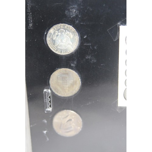 816 - SELECTION OF FRAMED US COINS INCLUDING 2 SILVER HALF DOLLARS