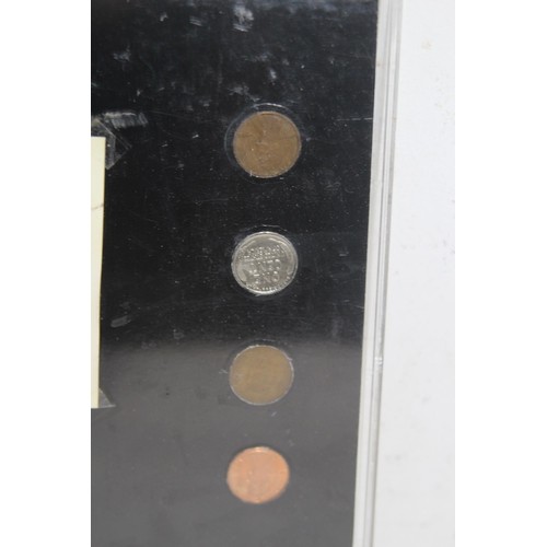 816 - SELECTION OF FRAMED US COINS INCLUDING 2 SILVER HALF DOLLARS