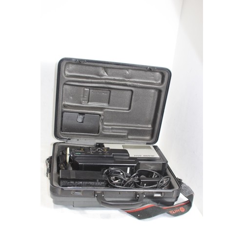 560 - HITACHI VHS MOVIE SATICON VM200 - E CAMCORDER AND ACCESSORIES IN CASE