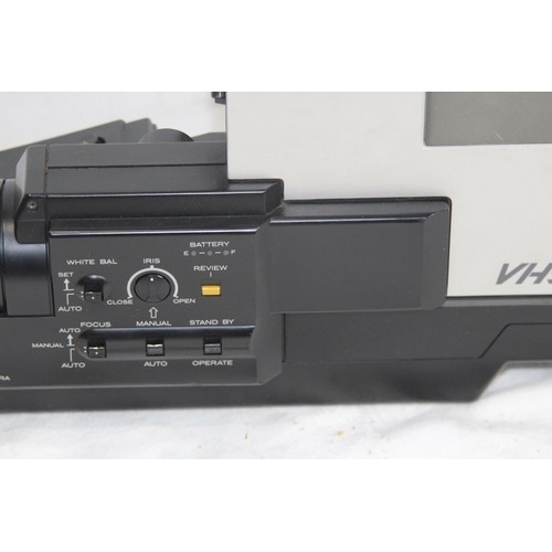 560 - HITACHI VHS MOVIE SATICON VM200 - E CAMCORDER AND ACCESSORIES IN CASE