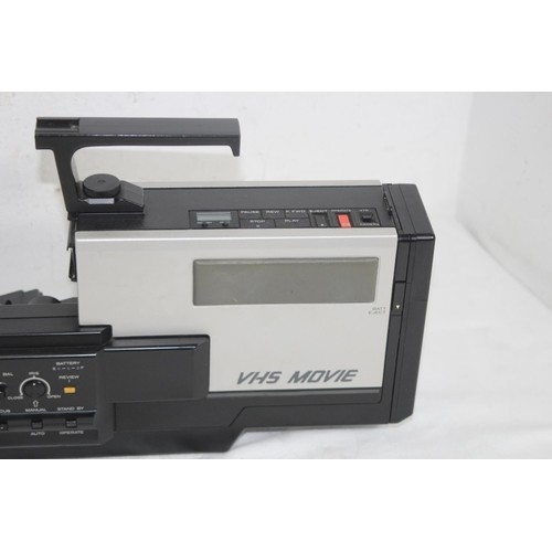 560 - HITACHI VHS MOVIE SATICON VM200 - E CAMCORDER AND ACCESSORIES IN CASE