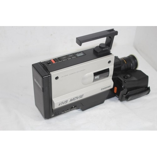 560 - HITACHI VHS MOVIE SATICON VM200 - E CAMCORDER AND ACCESSORIES IN CASE