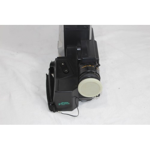 560 - HITACHI VHS MOVIE SATICON VM200 - E CAMCORDER AND ACCESSORIES IN CASE