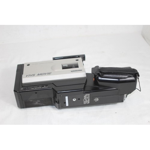 560 - HITACHI VHS MOVIE SATICON VM200 - E CAMCORDER AND ACCESSORIES IN CASE