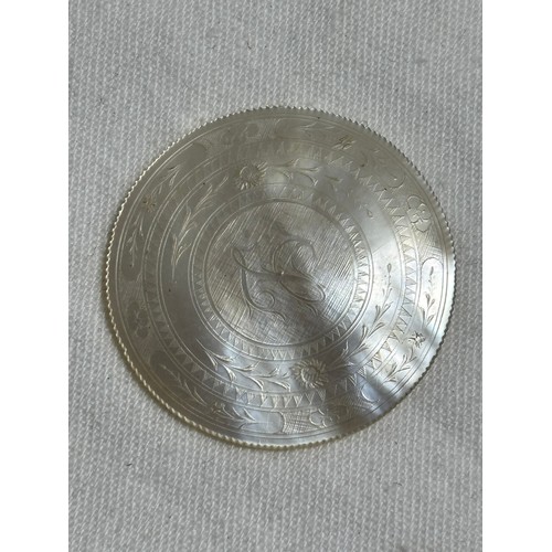 770 - 19TH CENTURY MOTHER OF PEARL GAMING COUNTER